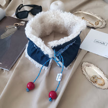 Carica l'immagine nel visualizzatore di Gallery, COLLO UN/PAIR DENIM MONTONCINO CREMA LACCIO CELESTE