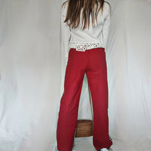 Carica l&#39;immagine nel visualizzatore di Gallery, Pantalone gingham bianco e marrone con retro a tinta unita rosso fragola
