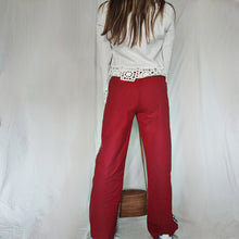 Carica l'immagine nel visualizzatore di Gallery, Pantalone gingham bianco e marrone con retro a tinta unita rosso fragola
