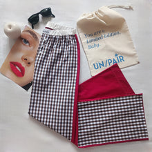 Carica l'immagine nel visualizzatore di Gallery, Pantalone gingham bianco e marrone con retro a tinta unita rosso fragola
