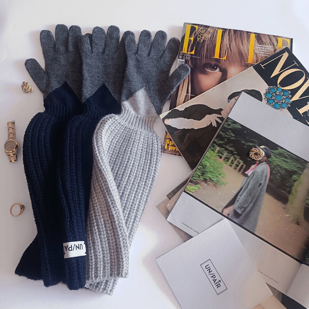 UN/PAIR Two blue gloves and a third pearl grey glove