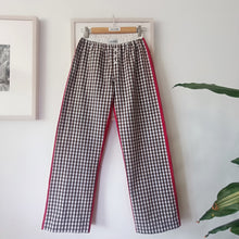 Carica l'immagine nel visualizzatore di Gallery, Pantalone gingham bianco e marrone con retro a tinta unita rosso fragola
