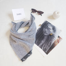 Load image into Gallery viewer, Carré UN/PAIR White Medium grey 
