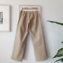 Carica l&#39;immagine nel visualizzatore di Gallery, Pantalone blu elettrico con micro righina bianca e retro tinta unita beige
