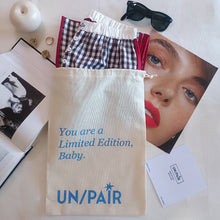 Carica l'immagine nel visualizzatore di Gallery, Pantalone gingham bianco e marrone con retro a tinta unita rosso fragola
