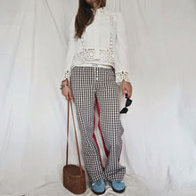 Carica l'immagine nel visualizzatore di Gallery, Pantalone gingham bianco e marrone con retro a tinta unita rosso fragola
