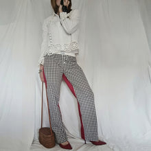 Carica l'immagine nel visualizzatore di Gallery, Pantalone gingham bianco e marrone con retro a tinta unita rosso fragola
