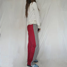 Carica l&#39;immagine nel visualizzatore di Gallery, Pantalone gingham bianco e marrone con retro a tinta unita rosso fragola
