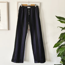 Carica l'immagine nel visualizzatore di Gallery, Pantalone a righe nere e viola e retro bianco a righe viola
