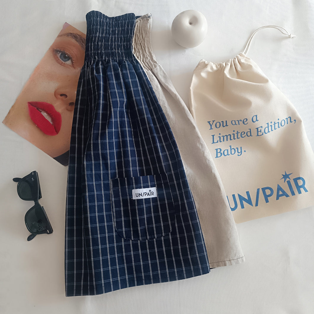 Minidress blu con scacchi bianchi e retro in lino ecru