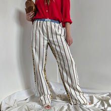 Carica l'immagine nel visualizzatore di Gallery, Pantalone crema a righe nere e rame con retro giallo e fiori testa di moro

