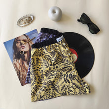 Carica l'immagine nel visualizzatore di Gallery, Boxerina gialla con ramage testa di moro e retro quadretti viola con tasche
