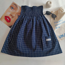 Carica l&#39;immagine nel visualizzatore di Gallery, Minidress blu con scacchi bianchi e retro in lino ecru
