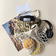 Carica l'immagine nel visualizzatore di Gallery, Boxerina gialla con ramage testa di moro e retro quadretti viola con tasche
