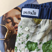 Carica l'immagine nel visualizzatore di Gallery, Pantalone a fiori con retro a quadri viola

