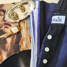 Carica l'immagine nel visualizzatore di Gallery, Pantalone a righe nere e viola e retro bianco a righe viola
