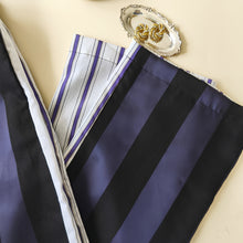 Carica l'immagine nel visualizzatore di Gallery, Pantalone a righe nere e viola e retro bianco a righe viola
