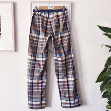 Carica l'immagine nel visualizzatore di Gallery, Pantalone a fiori con retro a quadri viola
