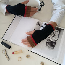 Load image into Gallery viewer, UN/PAIR Fingerless gloves Black Hazelnut Red
