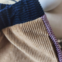 Carica l'immagine nel visualizzatore di Gallery, Pantalone Velluto millerighe cammello con retro spigato bordeaux
