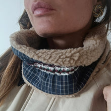 Load image into Gallery viewer, COLLAR UN/PAIR BLUE SQUARE BEIGE MONTONCINO MACRAME RIBBON
