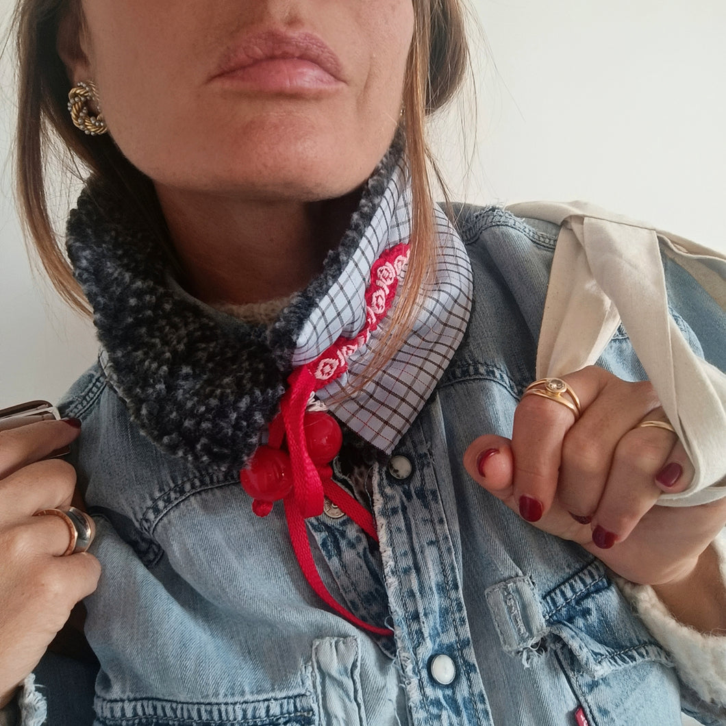 COLLAR ONE/PAIR BLUE SQUARES GREY WOOL COAT RED RIBBON