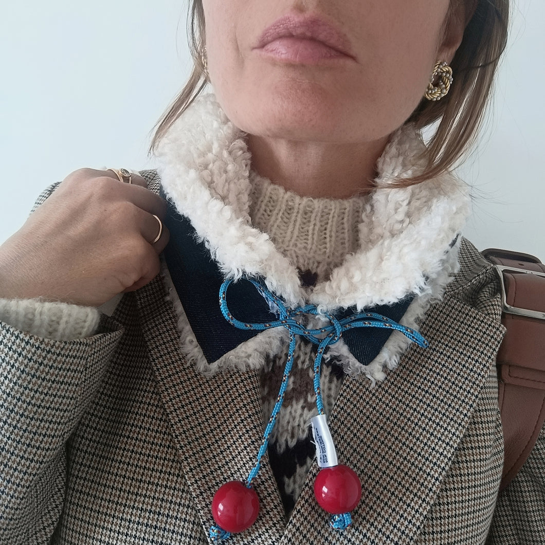 COLLAR UN/PAIR DENIM CREAM COAT WITH LIGHT BLUE TIE