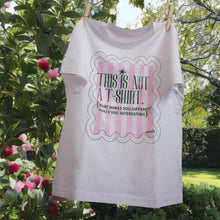 Carica l&#39;immagine nel visualizzatore di Gallery, T-shirt righe rosa in cornice
