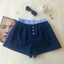 Carica l&#39;immagine nel visualizzatore di Gallery, Boxerina Blu con fiori ricamati e retro righe rosse con tasche

