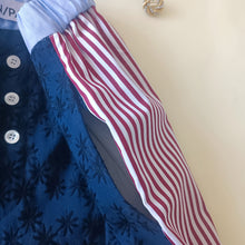 Carica l&#39;immagine nel visualizzatore di Gallery, Boxerina Blu con fiori ricamati e retro righe rosse con tasche
