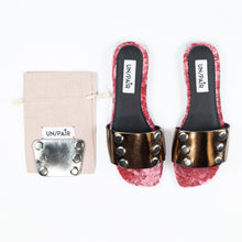 Load image into Gallery viewer, UN/PAIR&#39;s bronze sandal with third silver colored mask

