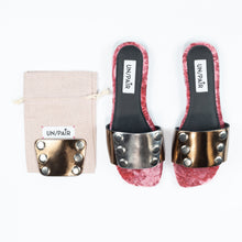 Load image into Gallery viewer, UN/PAIR&#39;s bronze sandal with third silver colored mask
