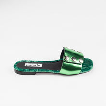 Load image into Gallery viewer, UN/PAIR&#39;s emerald green sandal with third silver colored mask
