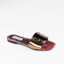 Load image into Gallery viewer, UN/PAIR&#39;s bronze sandal with third silver colored mask
