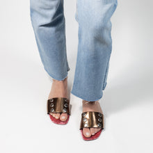 Load image into Gallery viewer, UN/PAIR&#39;s bronze sandal with third silver colored mask
