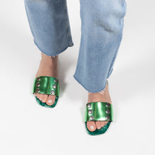 Load image into Gallery viewer, UN/PAIR&#39;s emerald green sandal with third silver colored mask
