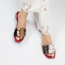 Load image into Gallery viewer, UN/PAIR&#39;s bronze sandal with third silver colored mask
