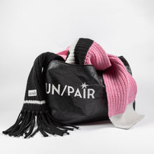 Carica l&#39;immagine nel visualizzatore di Gallery, Sciarpa UN/PAIR Rosa nera bianca
